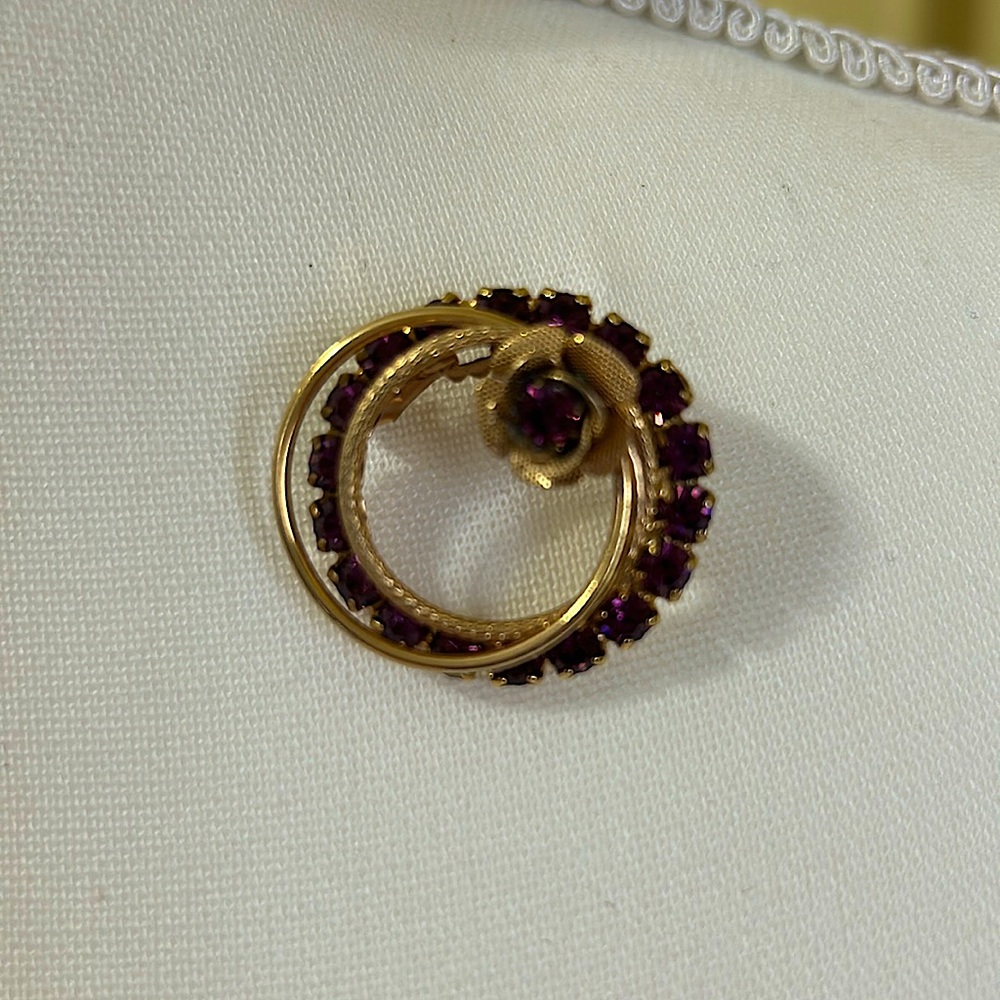 Vintage circular purple rhinestone & gold flower brooch - pin.  Gorgeous! 🌺